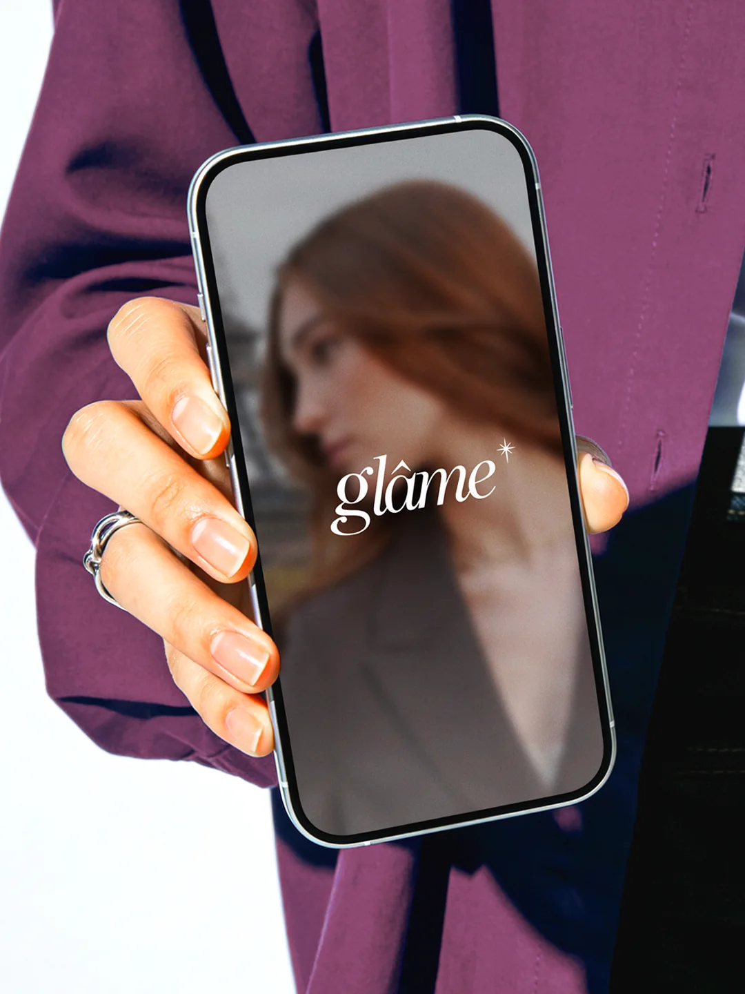 Glâme, l'application entre les mains d'une cliente, RAAD Studio de Création