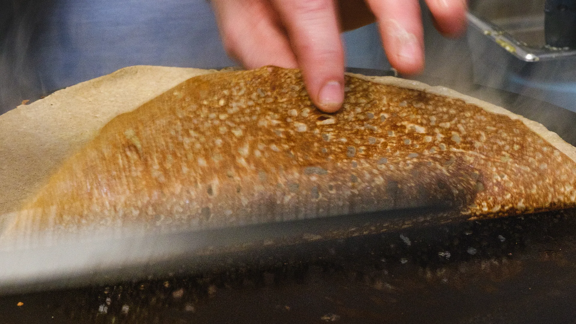 Krügen, crêperie bigoudène, la galette qui cuit, RAAD Studio de Création