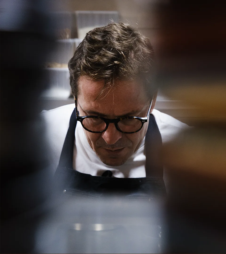 Krügen, crêperie bigoudène, le crêpier au travail, RAAD Studio de Création