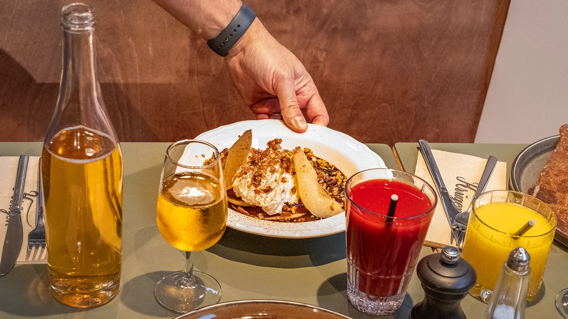 Krügen, crêperie bigoudène, la table dressée, RAAD Studio de Création