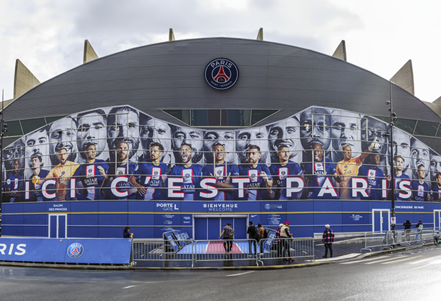 PSG Création support communication de la façade du Parc des Princes conçu et produit par RAAD Paris