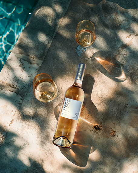 Production au bord d'une piscine assisté par une IA par RAAD Paris pour du Rosé